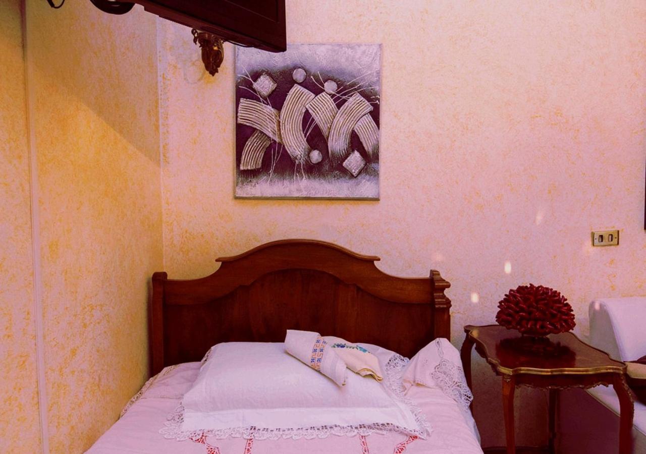 B&B Atmosfere Del Centro Storico Napoli Værelse billede